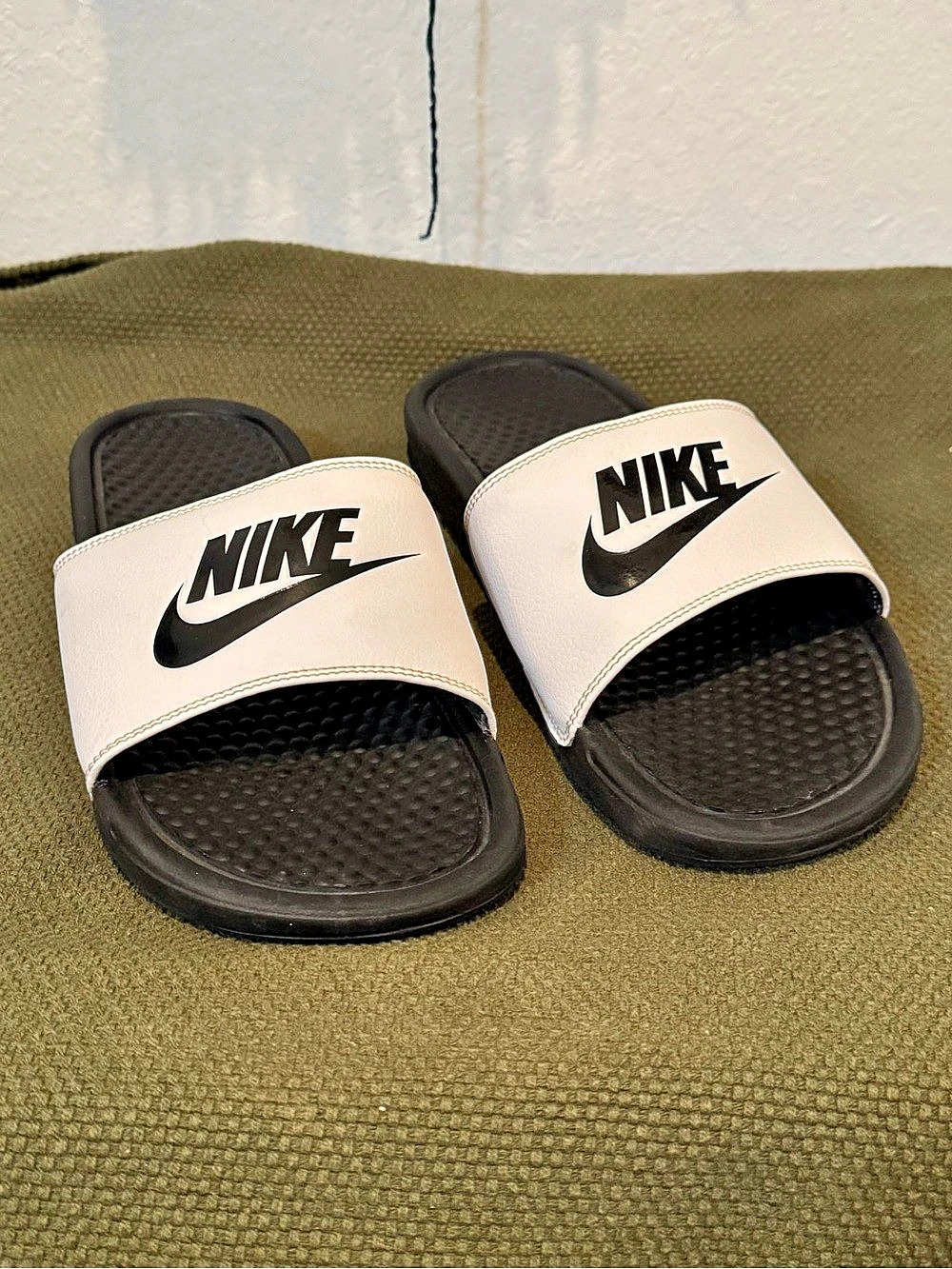 Nike Benassi JDI Black & White US 7 Sandals
